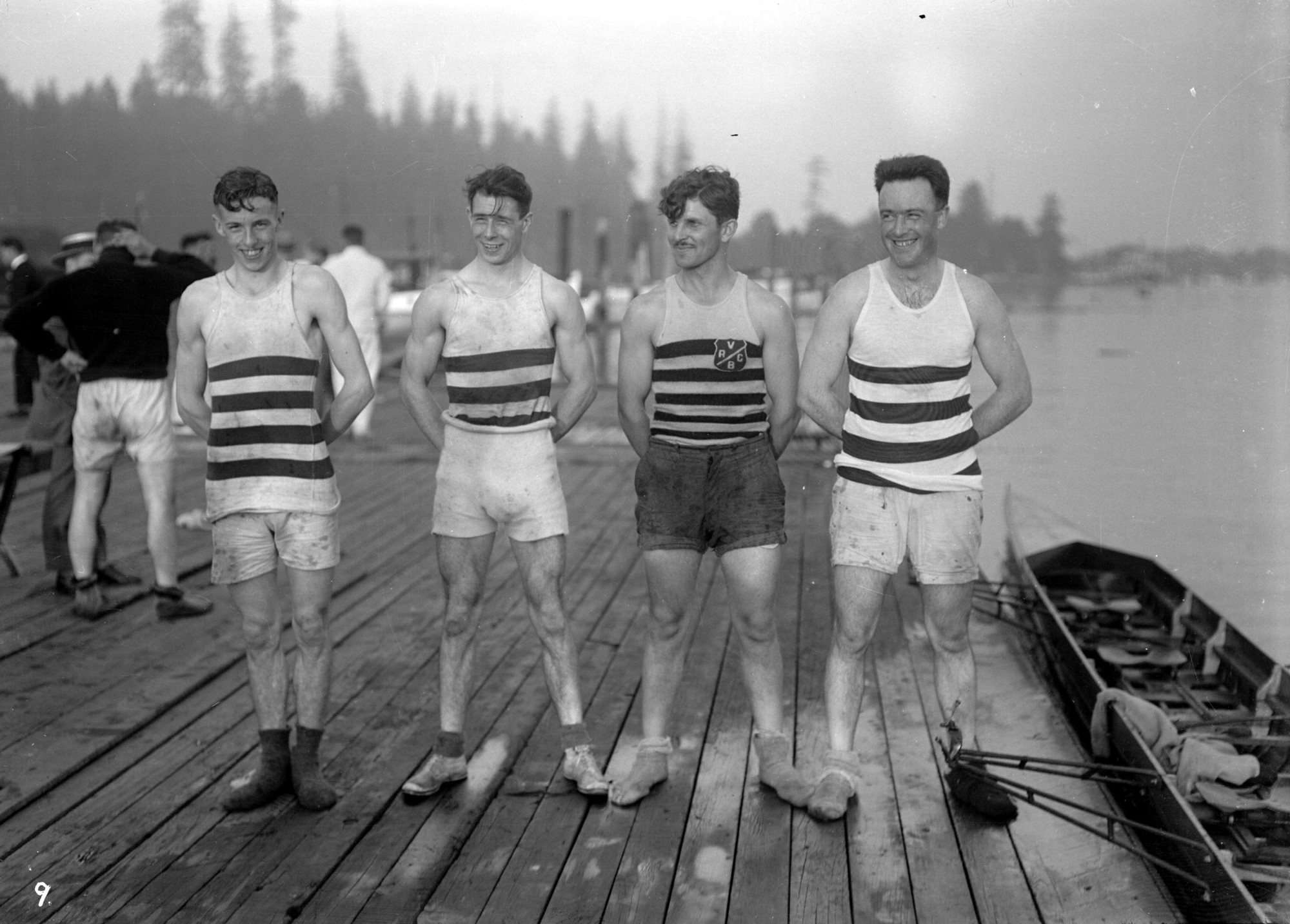 1924-crew-on-dock